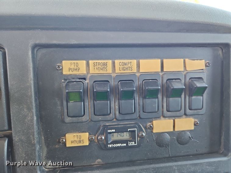 image for item OK9790 2006 International 4300  bucket truck