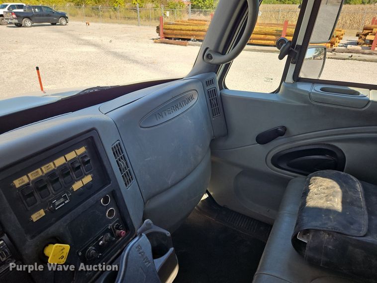 image for item OK9790 2006 International 4300  bucket truck