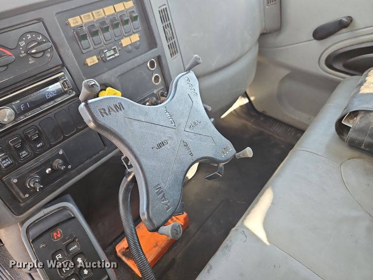 image for item OK9790 2006 International 4300  bucket truck