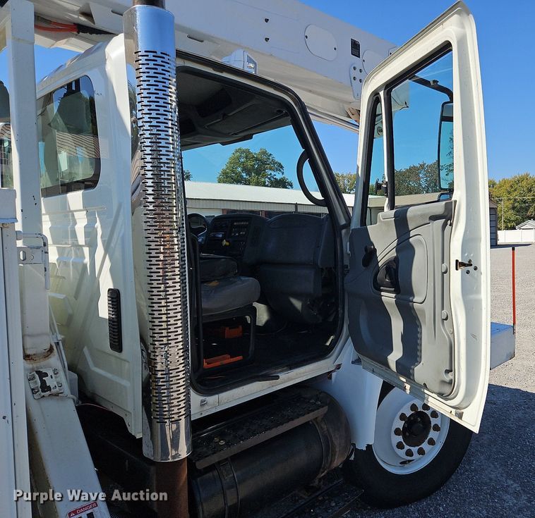 image for item OK9790 2006 International 4300  bucket truck