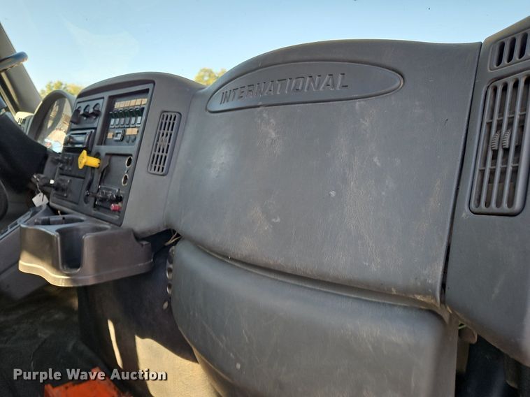 image for item OK9790 2006 International 4300  bucket truck