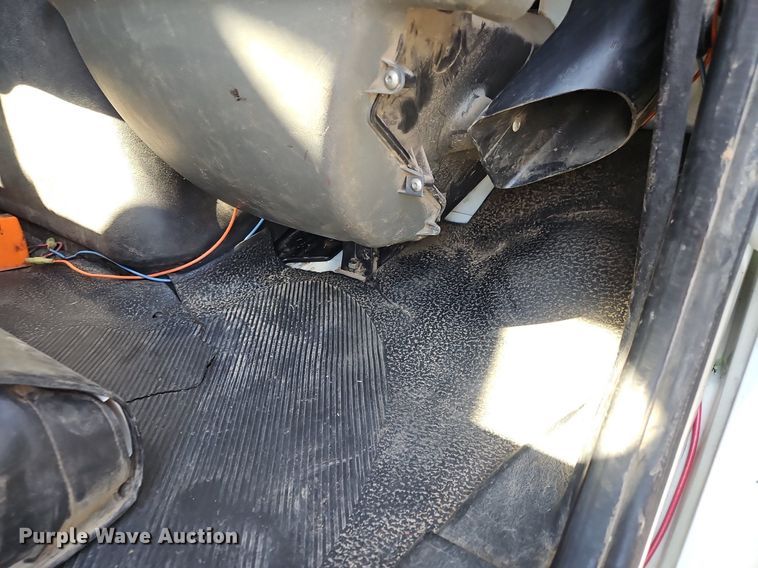 image for item OK9790 2006 International 4300  bucket truck