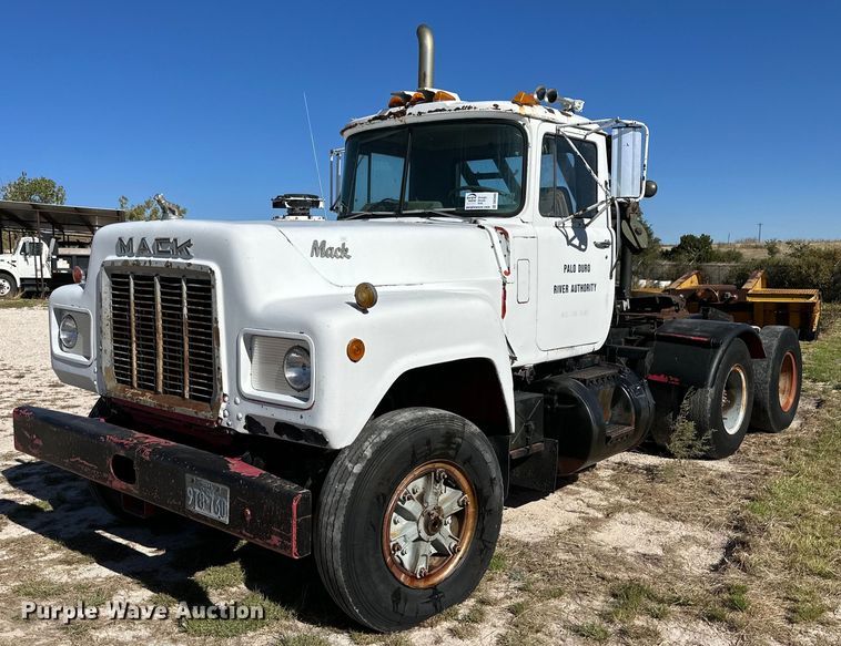 image for item DK2565 1980 Mack  winch truck