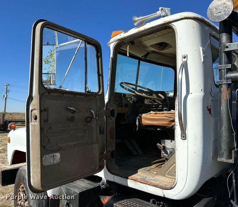 image for item DK2565 1980 Mack  winch truck