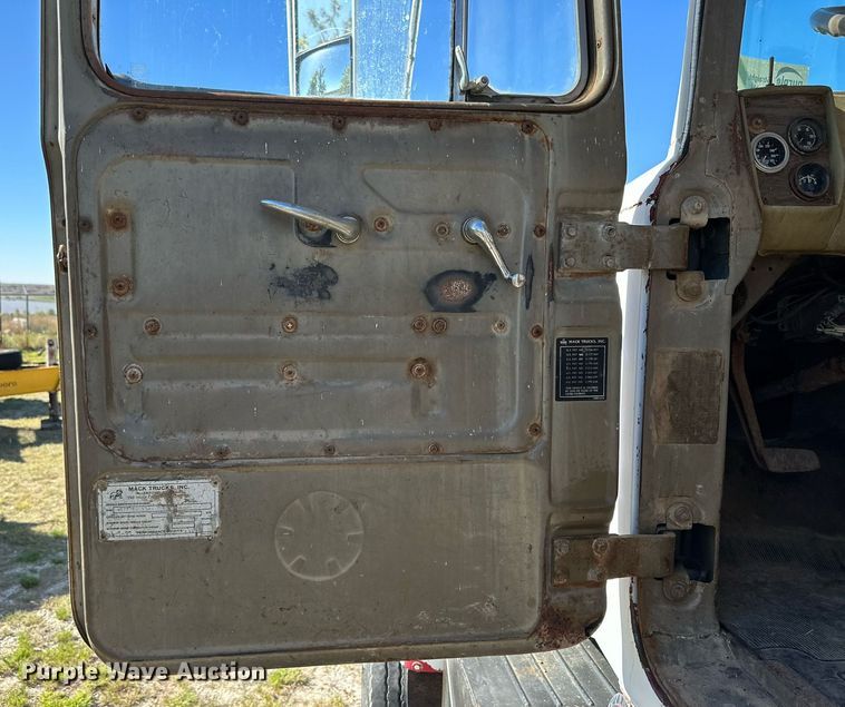 image for item DK2565 1980 Mack  winch truck