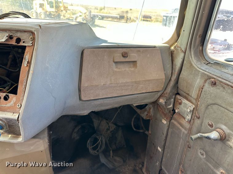 image for item DK2565 1980 Mack  winch truck