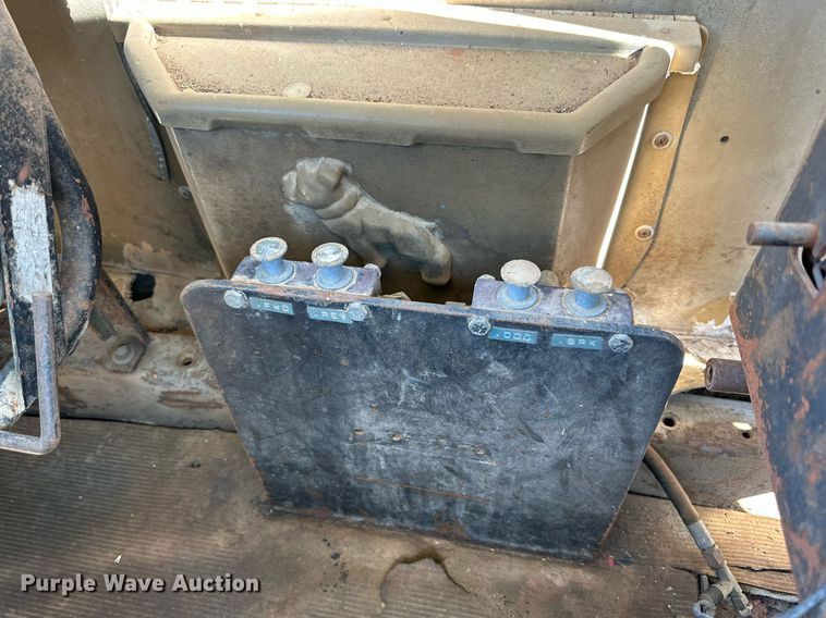 image for item DK2565 1980 Mack  winch truck