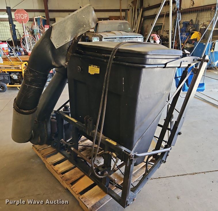 image for item DP2472 John Deere  leaf vacuum