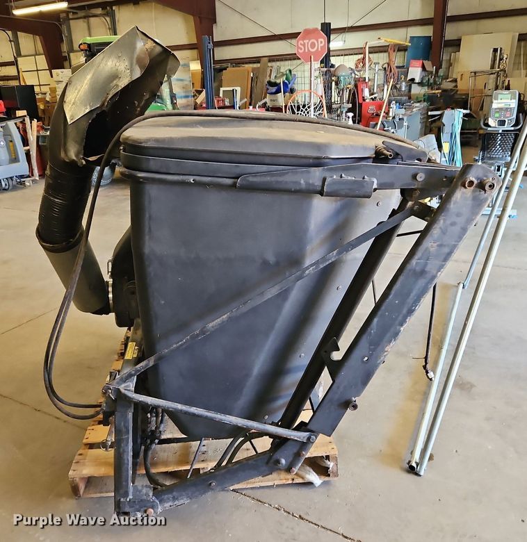 image for item DP2472 John Deere  leaf vacuum