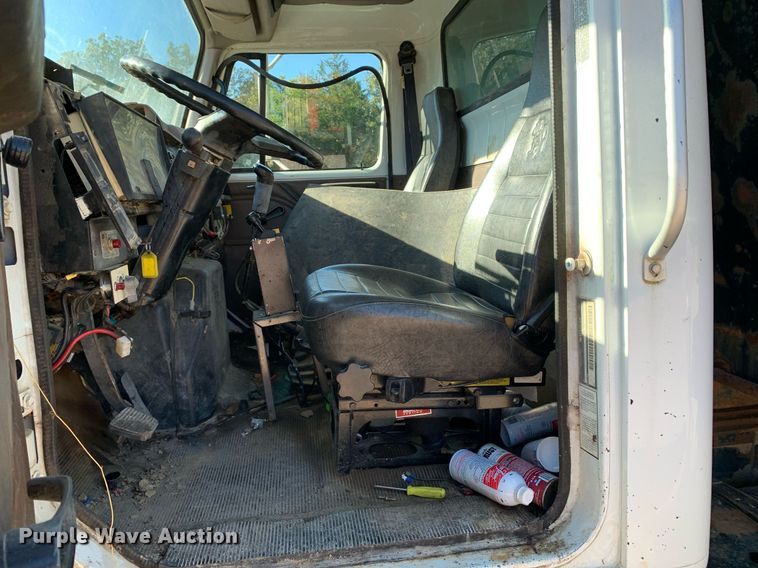 image for item DP8678 1998 International 4900  dump truck