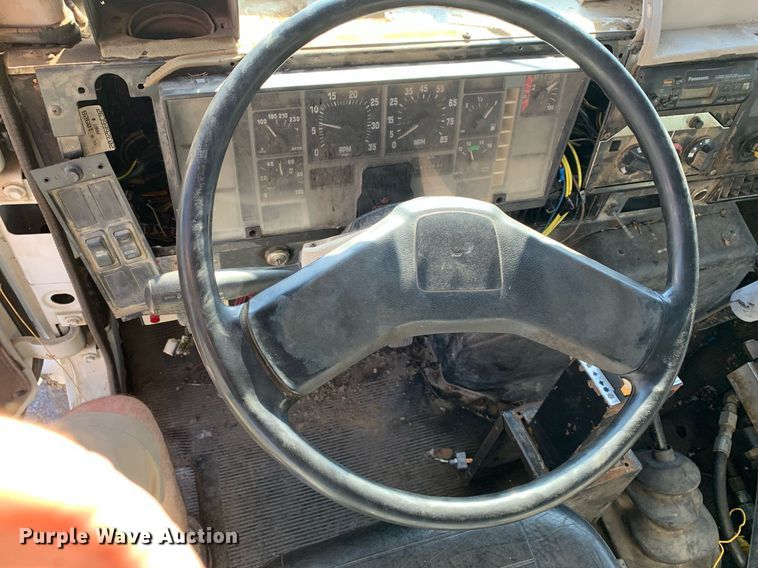 image for item DP8678 1998 International 4900  dump truck