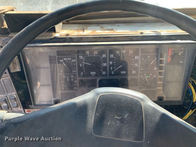 image for item DP8678 1998 International 4900  dump truck