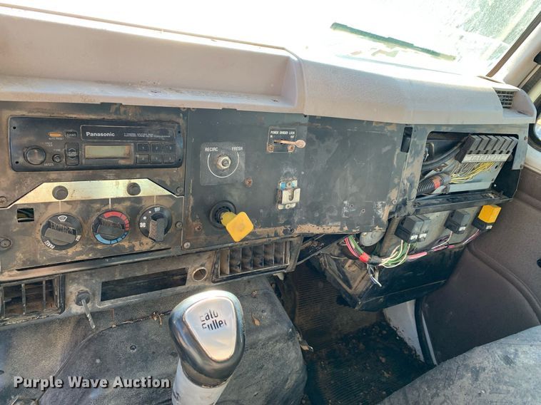 image for item DP8678 1998 International 4900  dump truck