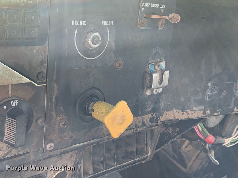 image for item DP8678 1998 International 4900  dump truck