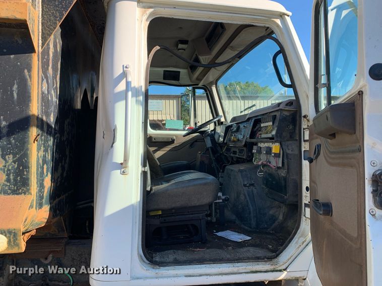 image for item DP8678 1998 International 4900  dump truck