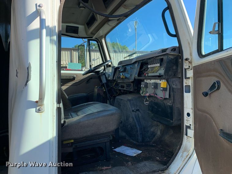 image for item DP8678 1998 International 4900  dump truck