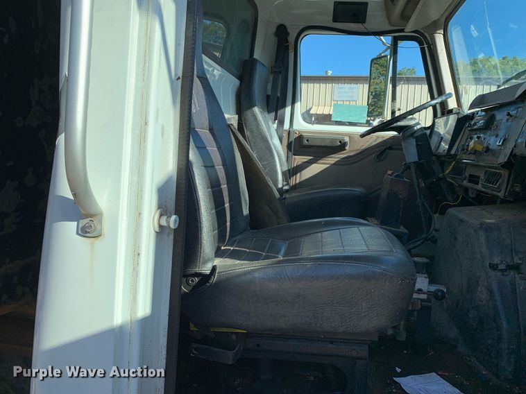 image for item DP8678 1998 International 4900  dump truck