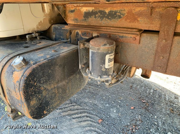 image for item DP8678 1998 International 4900  dump truck