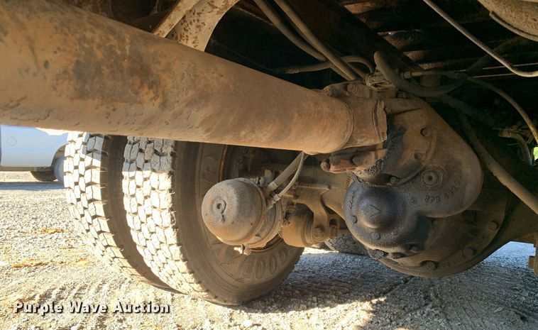 image for item DP8678 1998 International 4900  dump truck