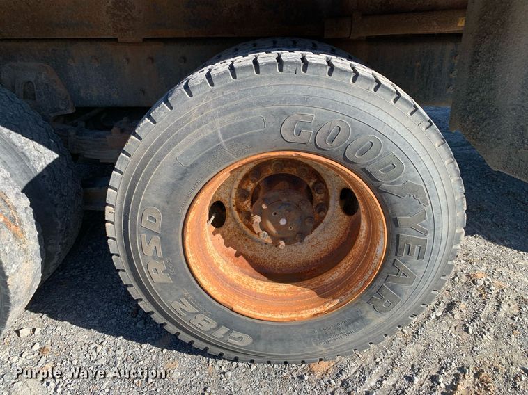 image for item DP8678 1998 International 4900  dump truck