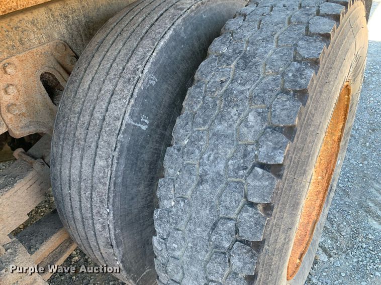 image for item DP8678 1998 International 4900  dump truck