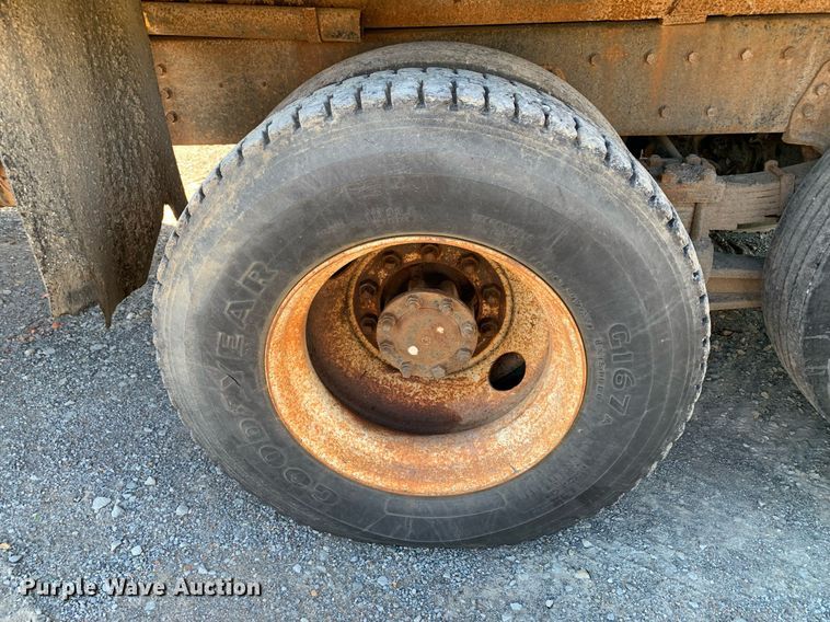 image for item DP8678 1998 International 4900  dump truck