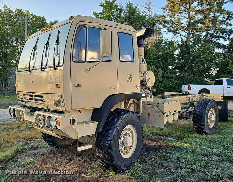 image for item DQ0334 1999 Stewart & Stevenson M 1079  truck cab and chassis