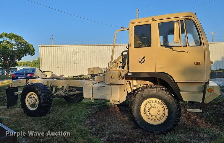 image for item DQ0334 1999 Stewart & Stevenson M 1079  truck cab and chassis