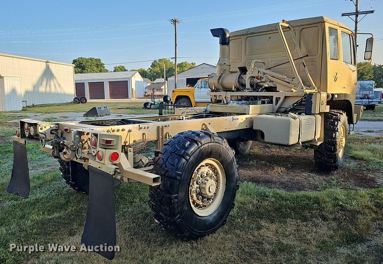 image for item DQ0334 1999 Stewart & Stevenson M 1079  truck cab and chassis