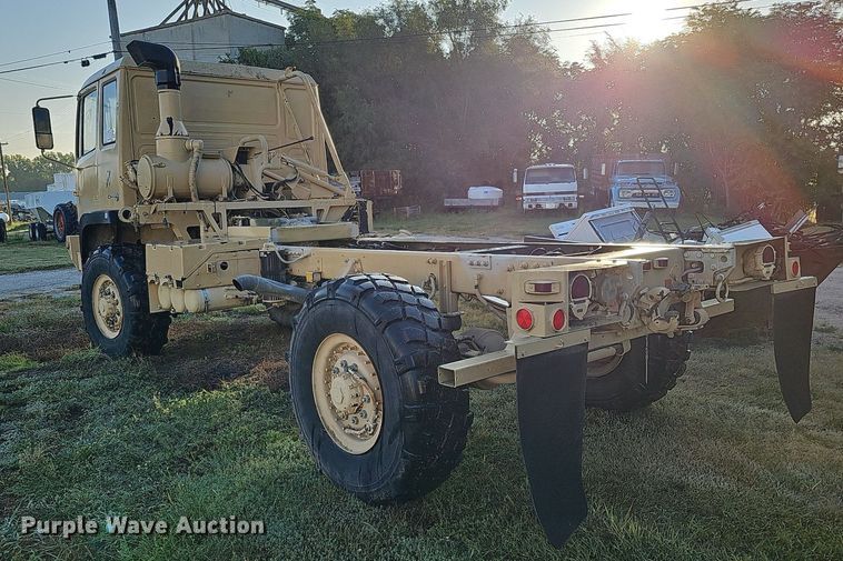 image for item DQ0334 1999 Stewart & Stevenson M 1079  truck cab and chassis