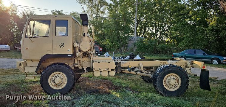 image for item DQ0334 1999 Stewart & Stevenson M 1079  truck cab and chassis