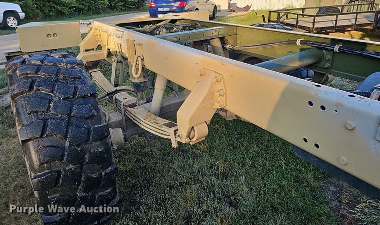 image for item DQ0334 1999 Stewart & Stevenson M 1079  truck cab and chassis