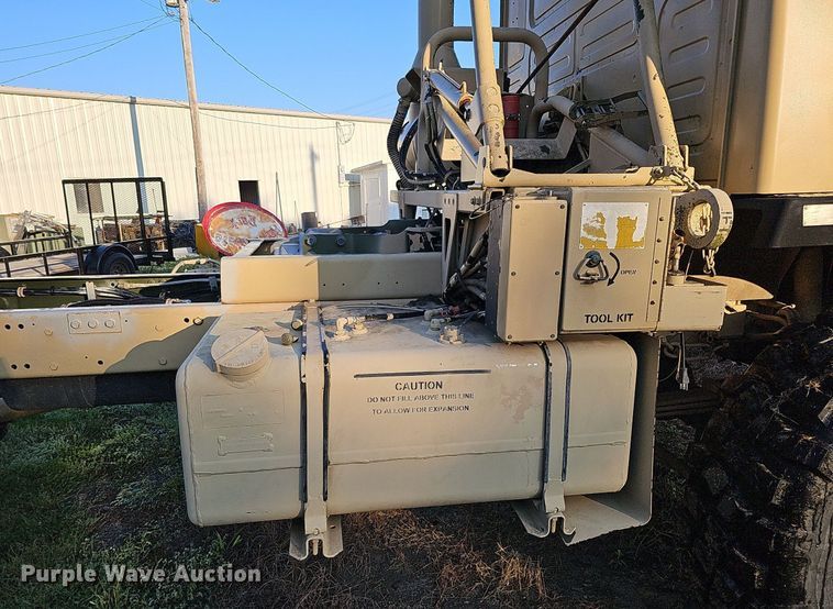 image for item DQ0334 1999 Stewart & Stevenson M 1079  truck cab and chassis