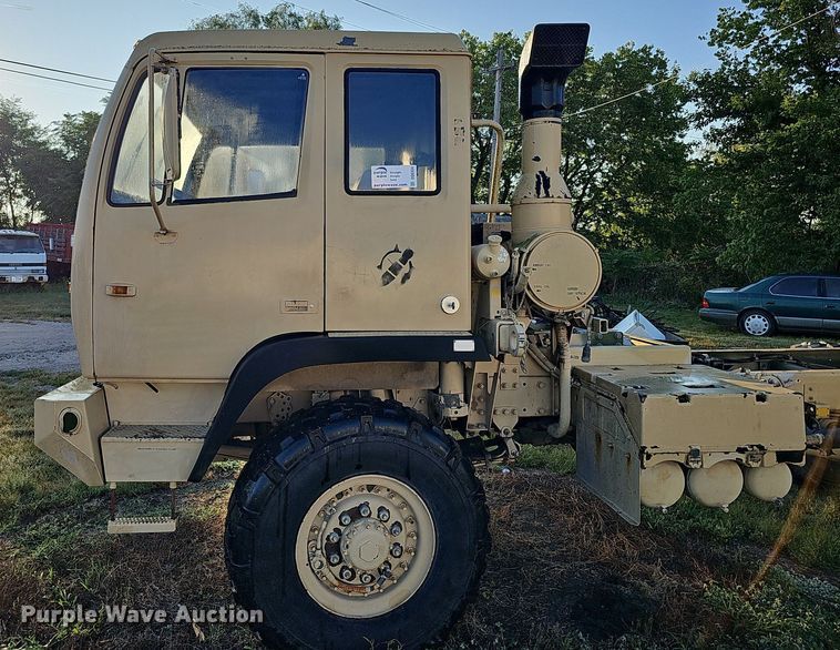 image for item DQ0334 1999 Stewart & Stevenson M 1079  truck cab and chassis