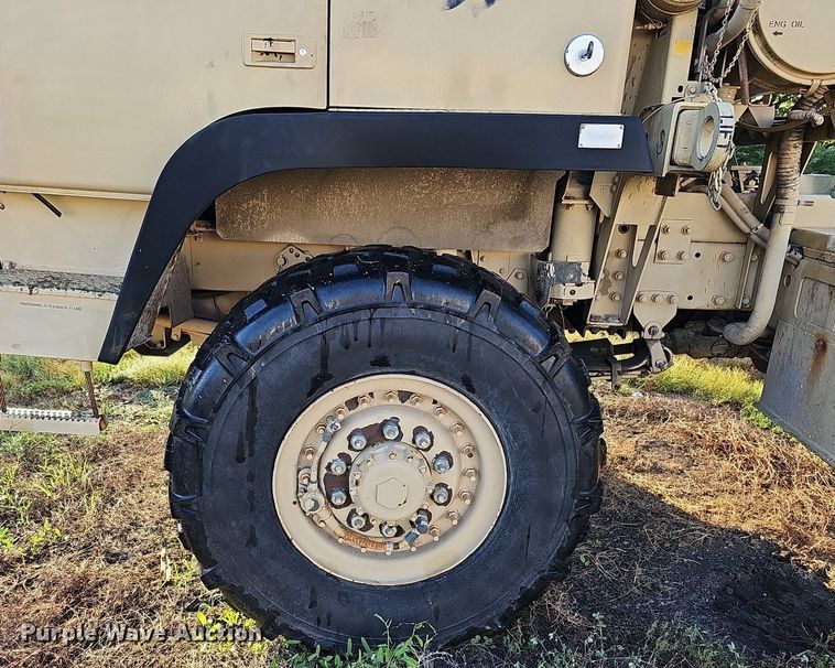 image for item DQ0334 1999 Stewart & Stevenson M 1079  truck cab and chassis