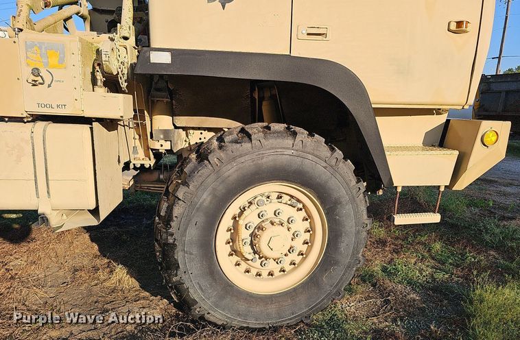 image for item DQ0334 1999 Stewart & Stevenson M 1079  truck cab and chassis