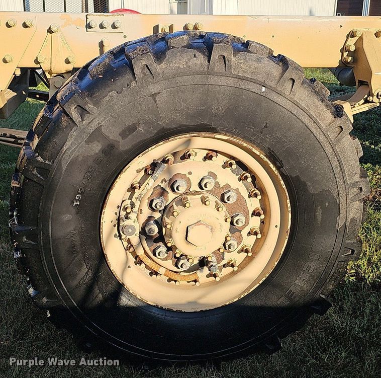 image for item DQ0334 1999 Stewart & Stevenson M 1079  truck cab and chassis