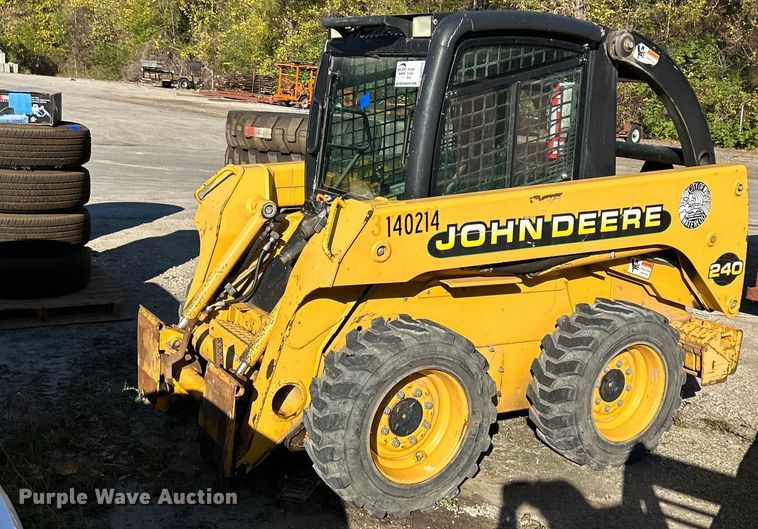 image for item DQ0975 1999 John Deere 240  skid steer loader