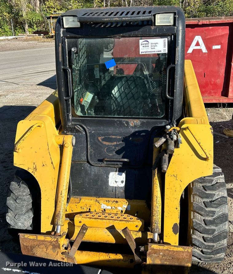 image for item DQ0975 1999 John Deere 240  skid steer loader