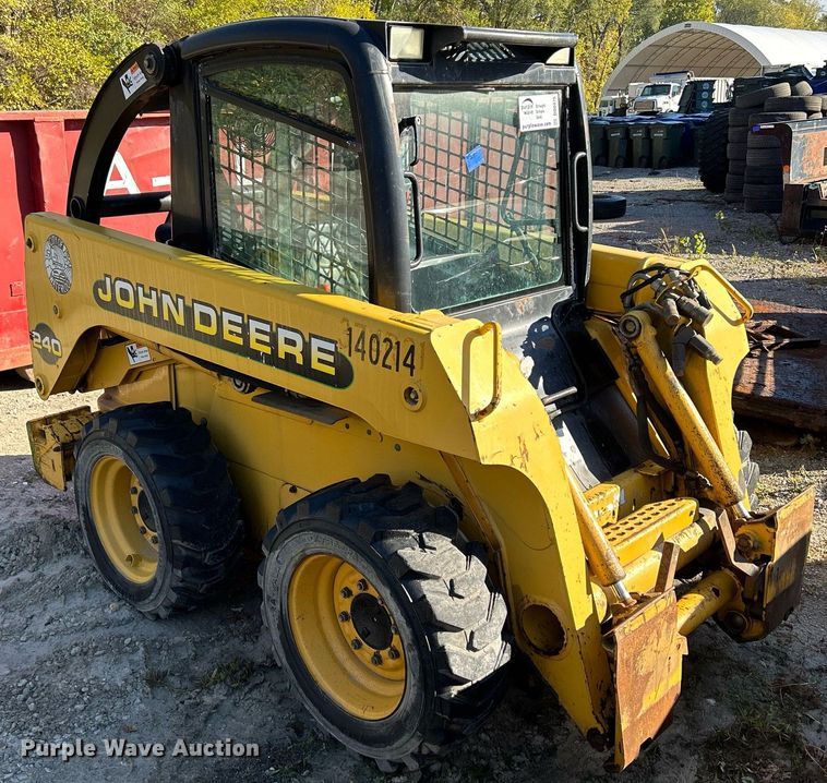 image for item DQ0975 1999 John Deere 240  skid steer loader