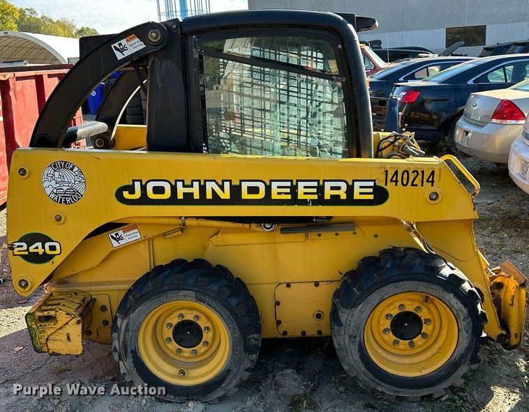 image for item DQ0975 1999 John Deere 240  skid steer loader