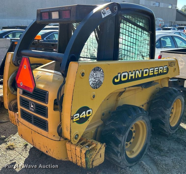 image for item DQ0975 1999 John Deere 240  skid steer loader