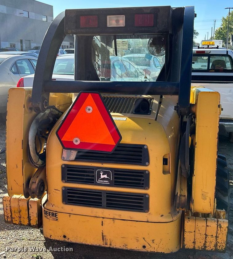 image for item DQ0975 1999 John Deere 240  skid steer loader