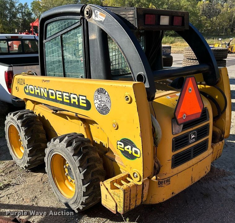 image for item DQ0975 1999 John Deere 240  skid steer loader
