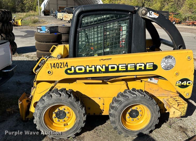image for item DQ0975 1999 John Deere 240  skid steer loader