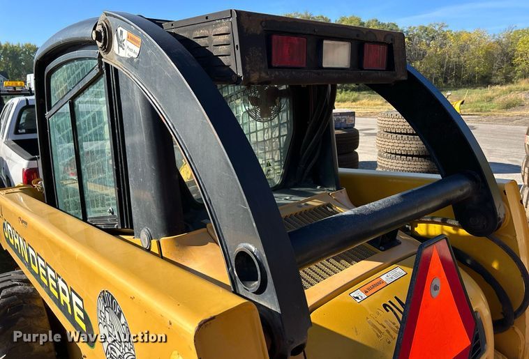 image for item DQ0975 1999 John Deere 240  skid steer loader