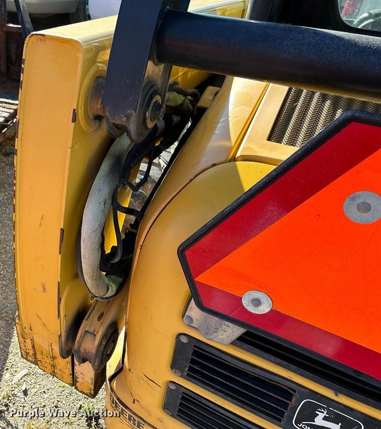 image for item DQ0975 1999 John Deere 240  skid steer loader