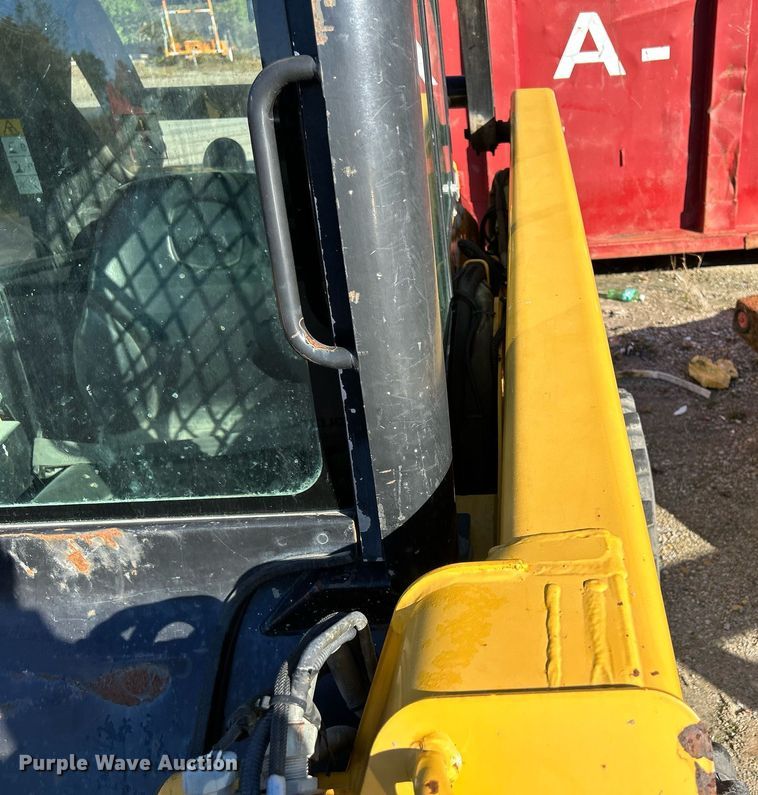 image for item DQ0975 1999 John Deere 240  skid steer loader