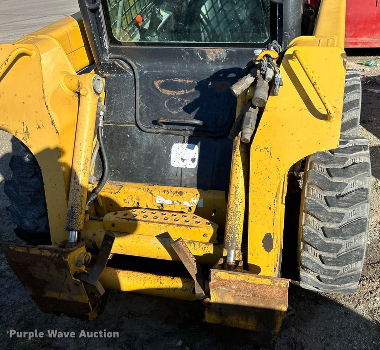 image for item DQ0975 1999 John Deere 240  skid steer loader