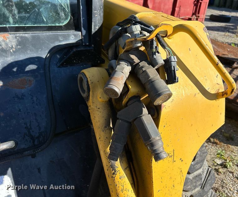 image for item DQ0975 1999 John Deere 240  skid steer loader